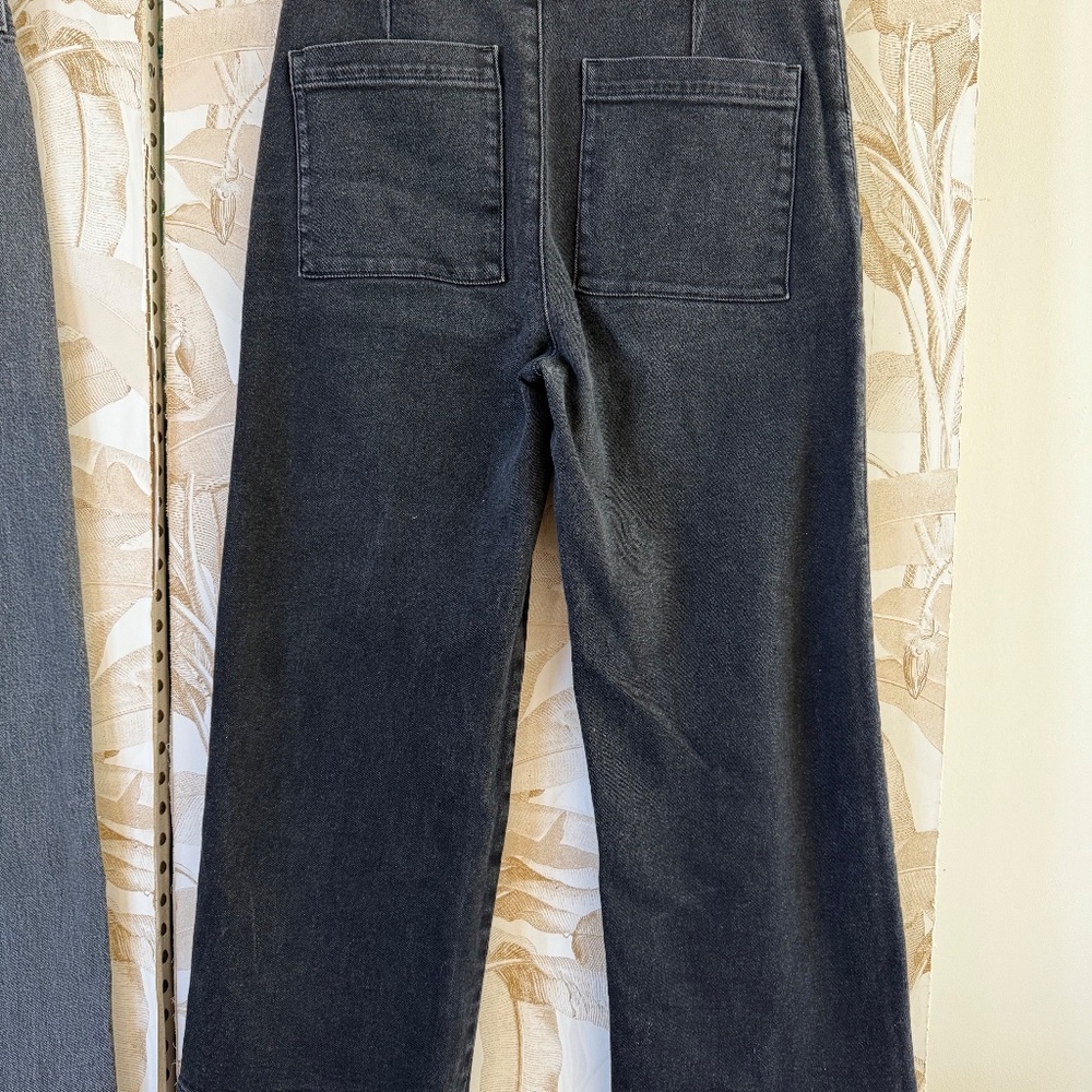 High-Waisted Wide Leg Cropped Jeans – Black Button Detail – Modern Chic - Picture 4 of 5